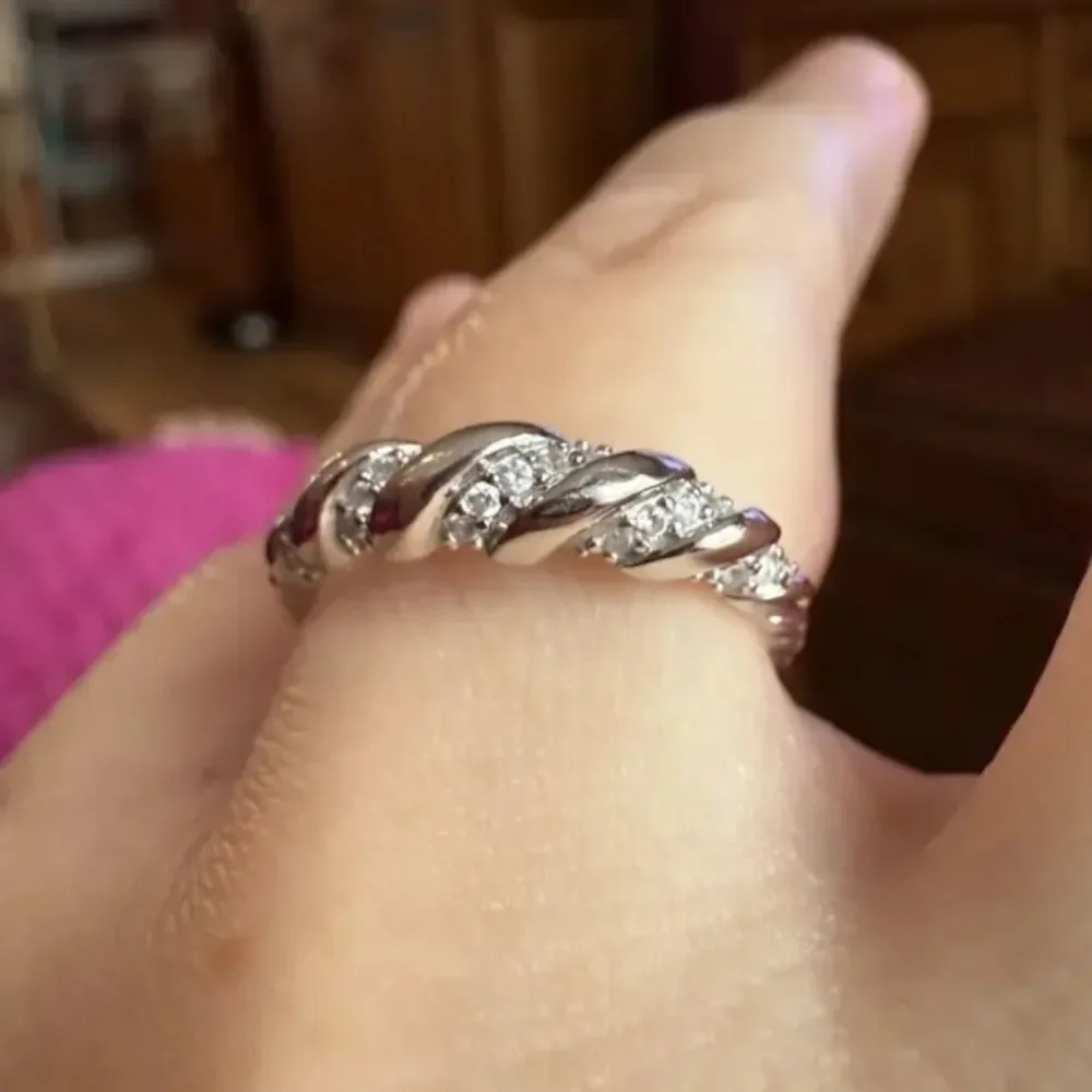 Elegant 925 sterling silver Twisted cubic zirconia ring sz 7